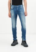 Schmale blaue Jeans mit einem verwaschenen Finish, ausgestattet mit Anzeichen von Trage- und Nutzungsspuren, dezenten Used-Effekten und klassischem Fünf-Pocket-Design. Kombiniert mit schwarzen Sneakern.