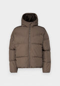 Braune Pufferjacke mit hohem Kragen, Reißverschluss vorne und Seitentaschen; verfügt über gesteppten Bereiche und ein weiches Innenfutter.