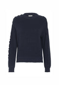 Marineblaues geripptes Sweatshirt mit langen Ärmeln, rundem Halsausschnitt und gewelltem Detail an den Seiten und den Bündchen. Strukturierter Strickstoff.