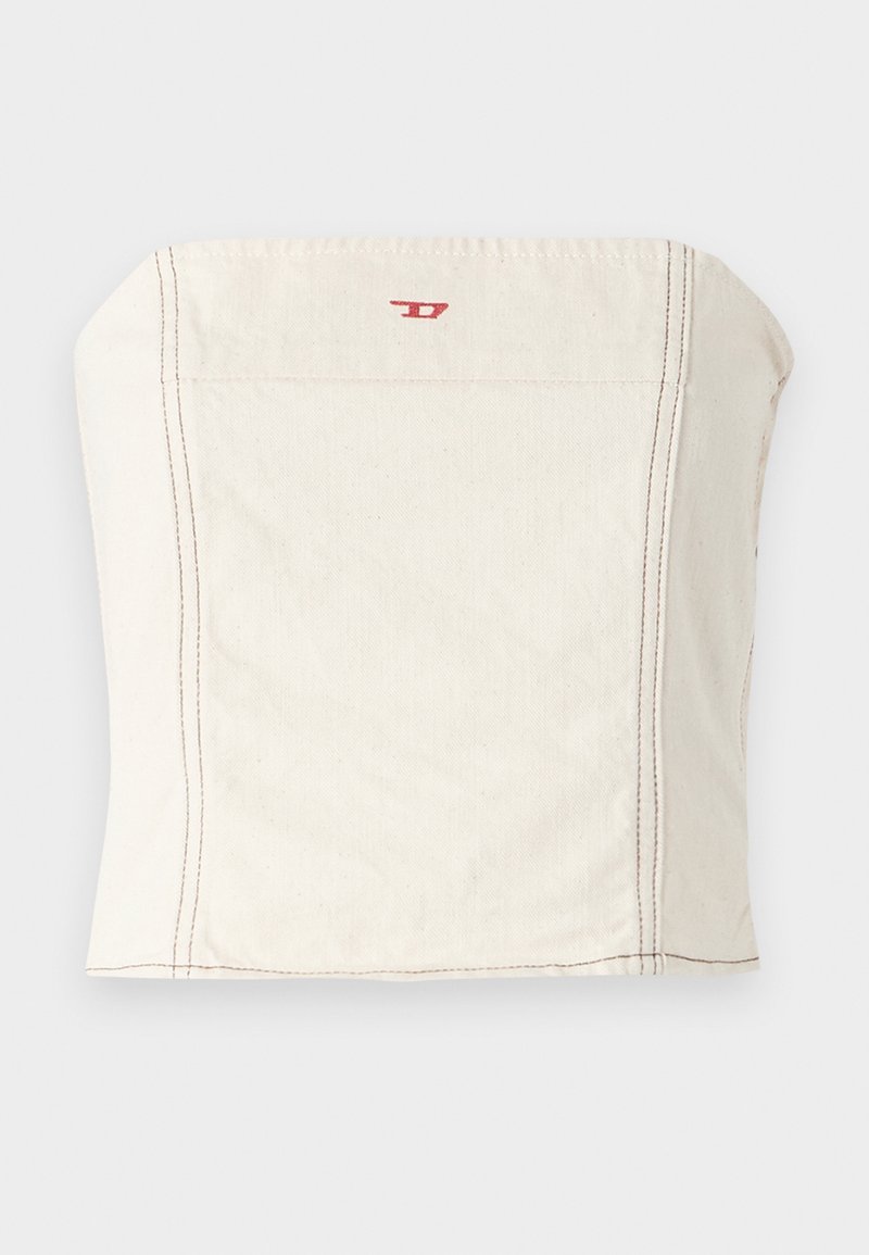 Hellbeige, tailliertes Crop-Top aus Baumwolle mit geradem Ausschnitt, minimalen Nahtdetails und einem kleinen roten Logo auf der Vorderseite.