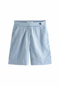 Helleblaue maßgeschneiderte Shorts aus gewebtem Stoff, mit Knopfverschluss, Fronttaschen und einem geraden Beinanschnitt mit scharfen Falten.