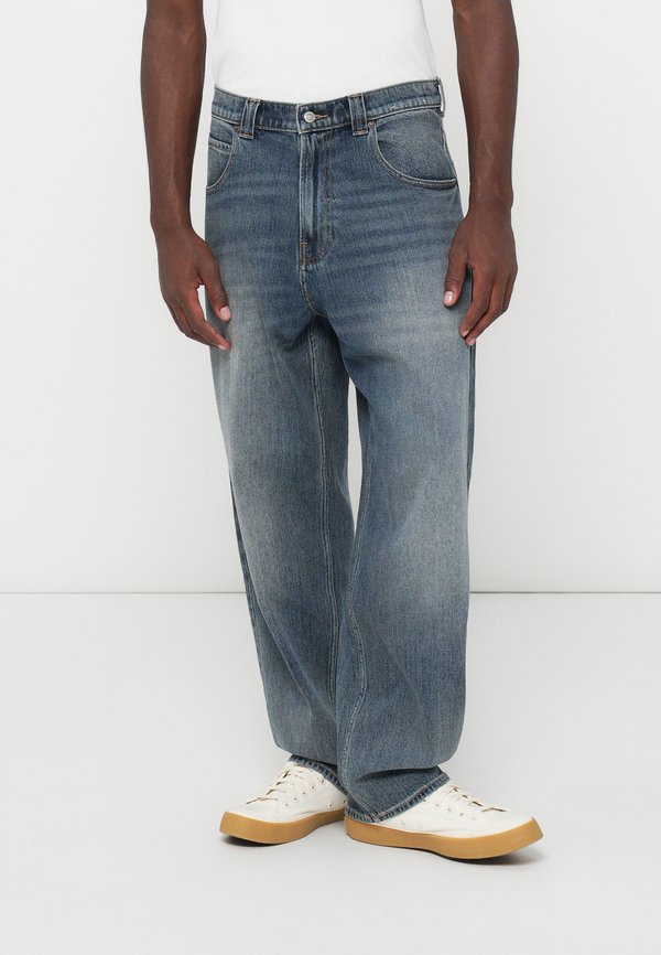 Hollister Co. SKATER CHASE