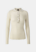 Rippstrick-Polo-Sweater mit langen Ärmeln in hellem Beige, mit einem Kragen und sechs metallischen Knöpfen auf der Vorderseite. Weiche Textur mit einem subtilen Schimmer.
