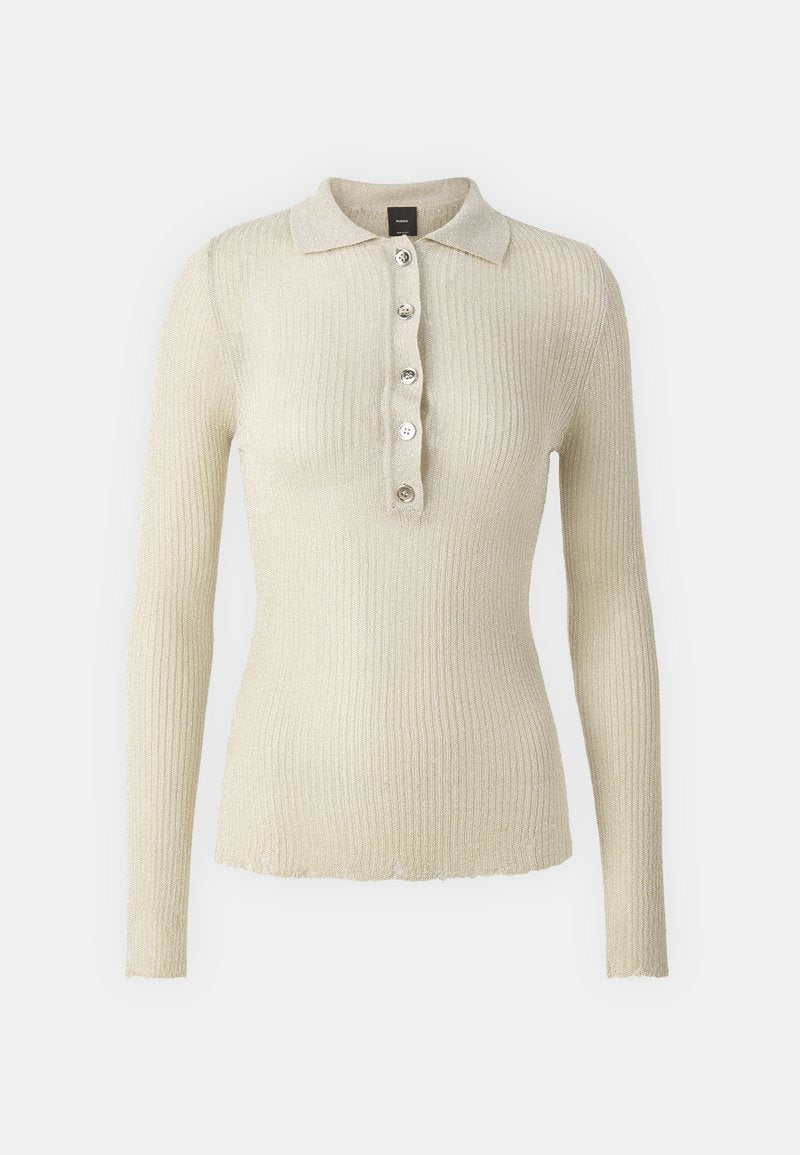 Rippstrick-Polo-Sweater mit langen Ärmeln in hellem Beige, mit einem Kragen und sechs metallischen Knöpfen auf der Vorderseite. Weiche Textur mit einem subtilen Schimmer.