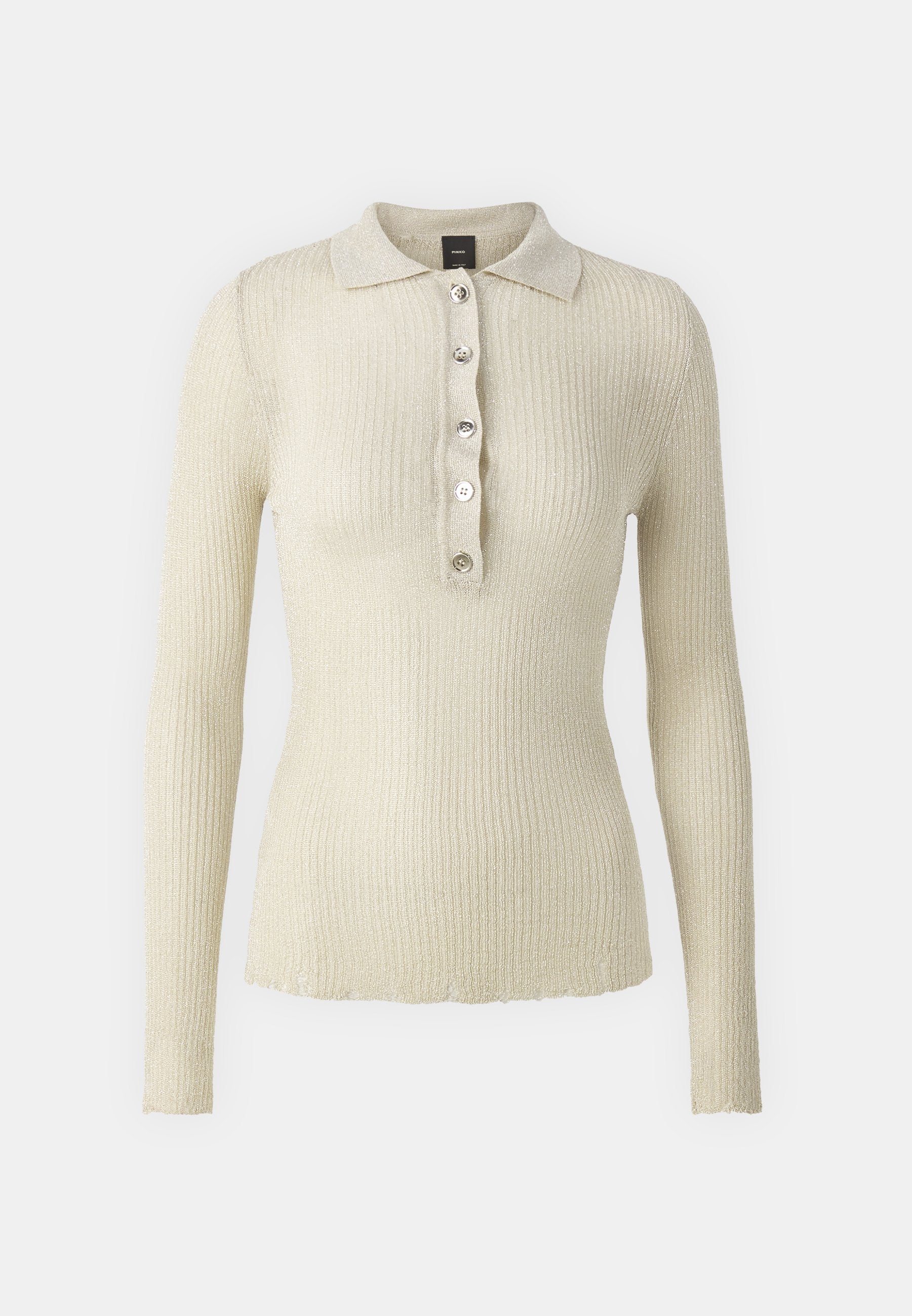 Rippstrick-Polo-Sweater mit langen Ärmeln in hellem Beige, mit einem Kragen und sechs metallischen Knöpfen auf der Vorderseite. Weiche Textur mit einem subtilen Schimmer.