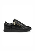 Schwarze Sneaker aus Leder und Wildleder mit einem Reißverschlussdetail, runder Zehenform und strukturierten Akzenten, sowie einer flachen Gummisohle.
