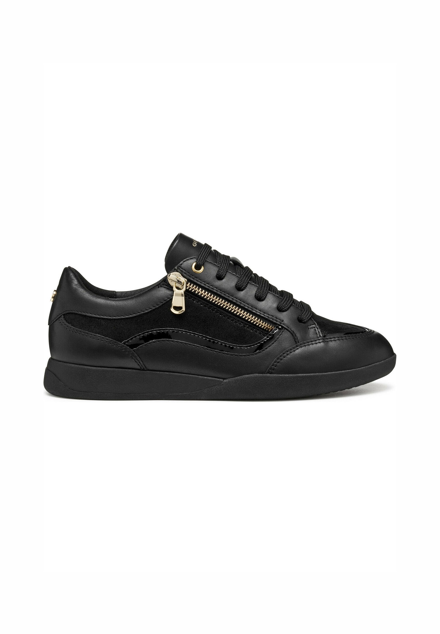 Schwarze Sneaker aus Leder und Wildleder mit einem Reißverschlussdetail, runder Zehenform und strukturierten Akzenten, sowie einer flachen Gummisohle.