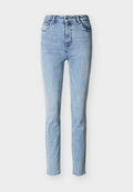 Hellblaue, schmal geschnittene Damenjeans mit fünf Taschen, Knopfverschluss und hoher Taille, auf weißem Hintergrund dargestellt.