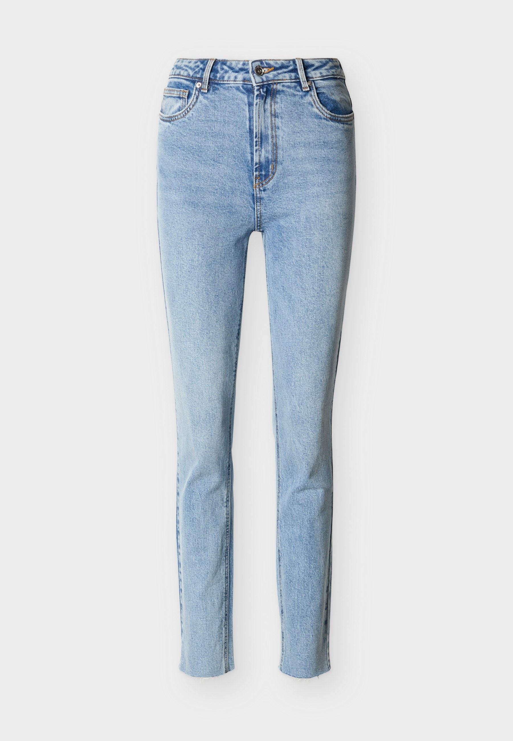 Hellblaue, schmal geschnittene Damenjeans mit fünf Taschen, Knopfverschluss und hoher Taille, auf weißem Hintergrund dargestellt.