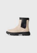 Beige Leder-Ankle-Boot mit einem schwarzen Leder-Paneel. Verfügt über eine Gummisohle mit Rillen und einer Zuglasche an der Rückseite für ein einfaches Anziehen.