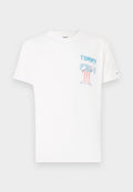 Weißes Baumwoll-T-Shirt mit blauem "TOMMY"-Schriftzug und einer Grafik eines Charakters mit einem amerikanischen Flaggenmotiv im Bereich der Brusttasche.