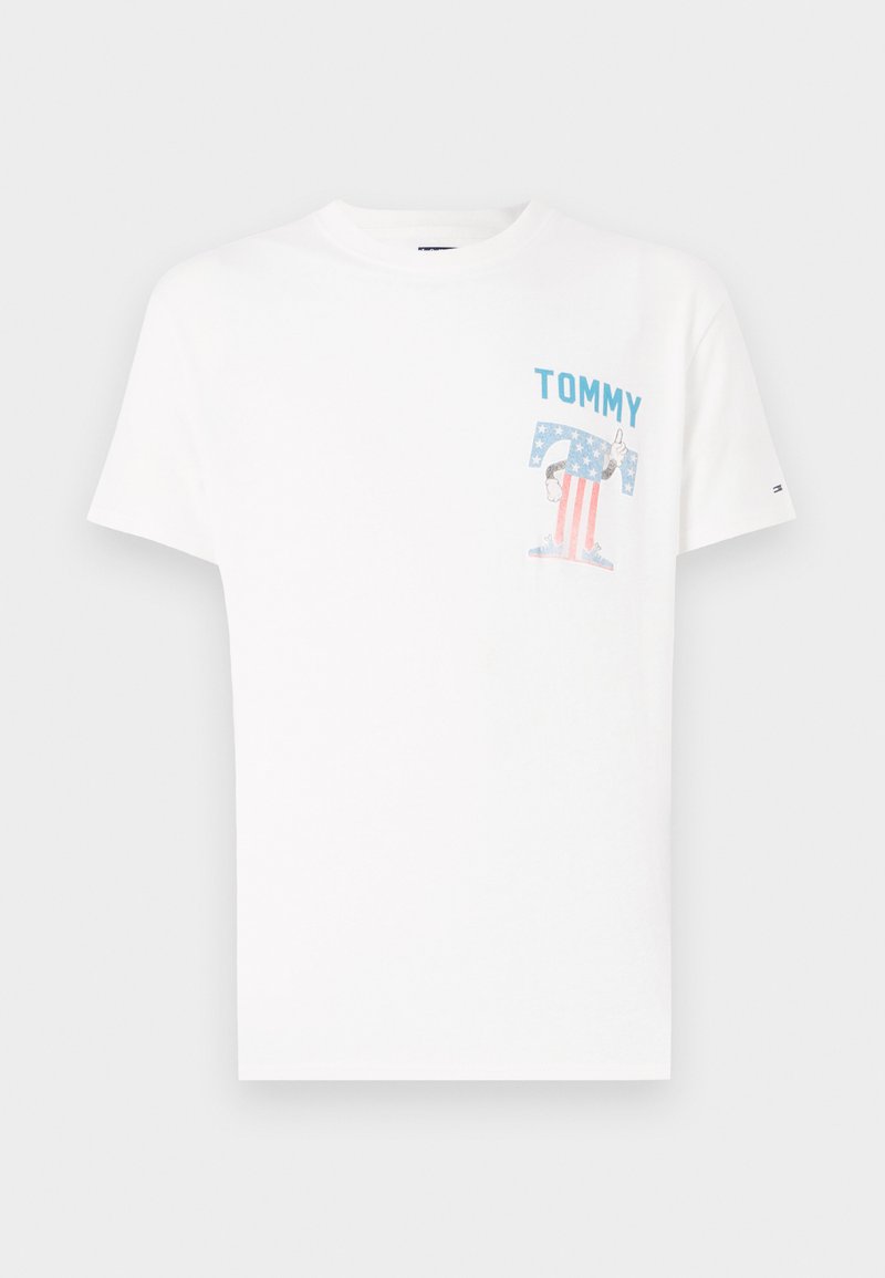 Weißes Baumwoll-T-Shirt mit blauem "TOMMY"-Schriftzug und einer Grafik eines Charakters mit einem amerikanischen Flaggenmotiv im Bereich der Brusttasche.