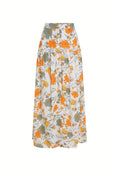 Maxikleid mit floralem Muster aus weißem Stoff, mit orangenen und grünen Blumenmustern, Knopfdetails an der Taille und ausgestelltem Schnitt.