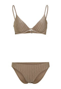 Beiges Bikini-Set mit Ripptextur. Triangel-Bralette mit schmalen Trägern und zentralem Verschluss. Passender, tief geschnittener Bikini-Slip.