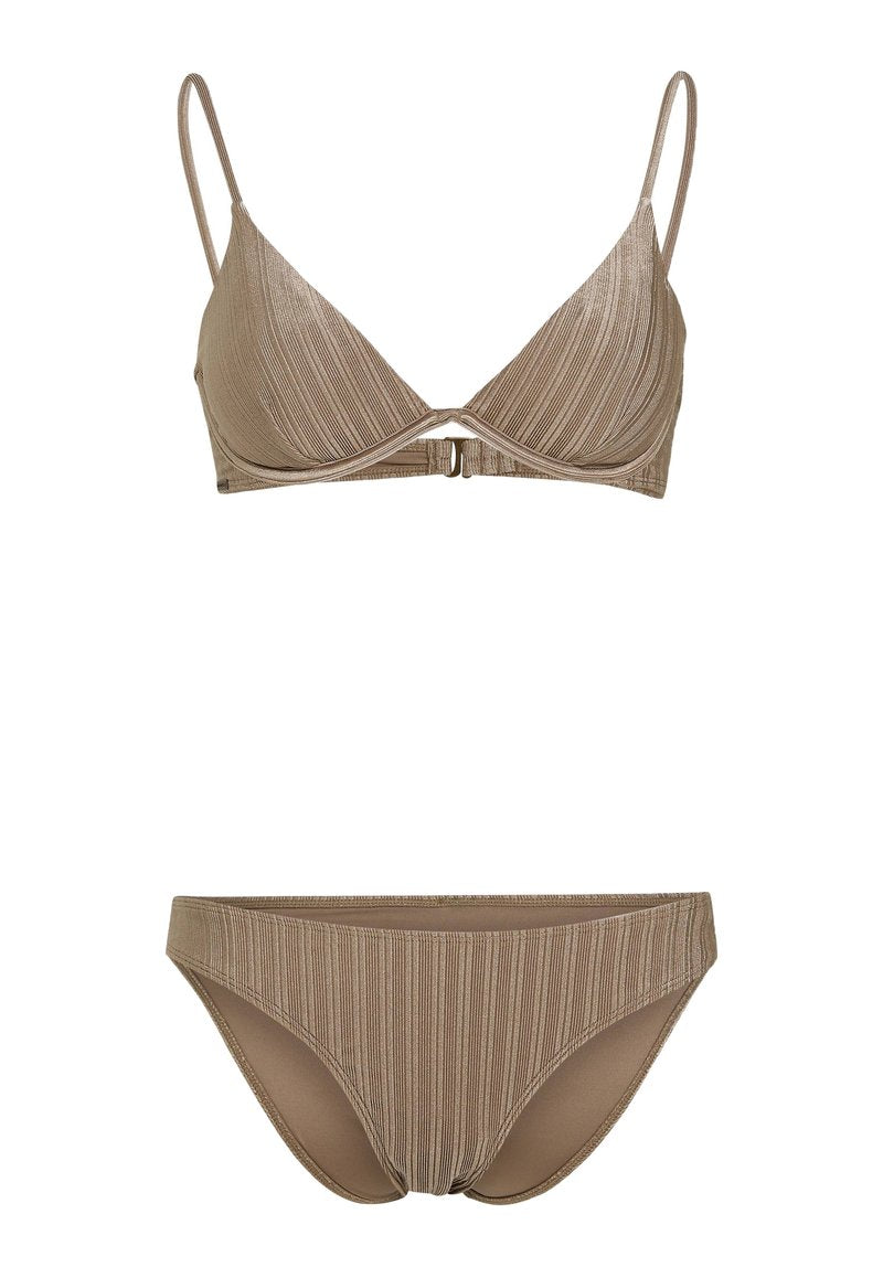 Beiges Bikini-Set mit Ripptextur. Triangel-Bralette mit schmalen Trägern und zentralem Verschluss. Passender, tief geschnittener Bikini-Slip.
