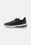 Marineblaue Strick-Sportschuhe mit glatten Lederakzenten, texturiertem Obermaterial, Schnürdesign und gepolsterter Sohle mit einem strukturierten blauen Detail.