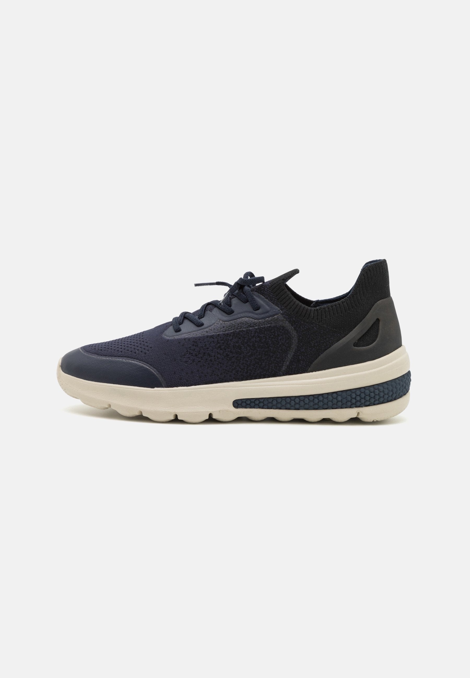 Marineblaue Strick-Sportschuhe mit glatten Lederakzenten, texturiertem Obermaterial, Schnürdesign und gepolsterter Sohle mit einem strukturierten blauen Detail.