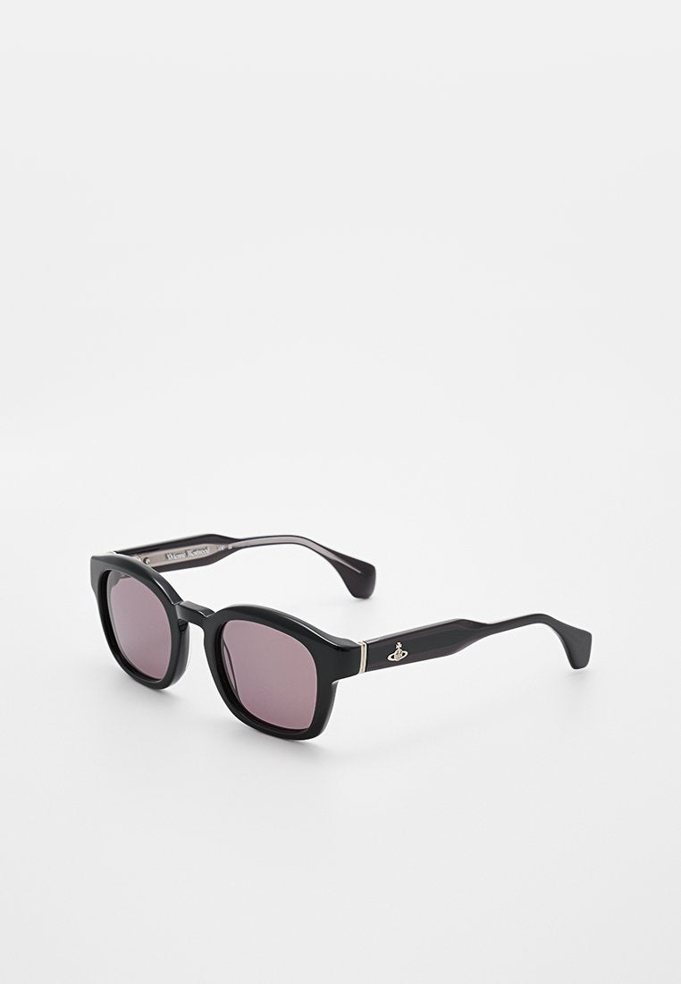 Schwarze Sonnenbrille mit quadratischem Rahmen, dunkellila Gläsern und einem kleinen silbernen Emblem an den Bügeln, vor weißem Hintergrund.