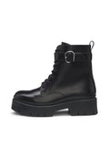 Schwarzer Leder-Stiefelette mit einer massiven Gummisohle, Schnürung vorne und einem Riemen mit einer Metall-Schnalle an der Seite.