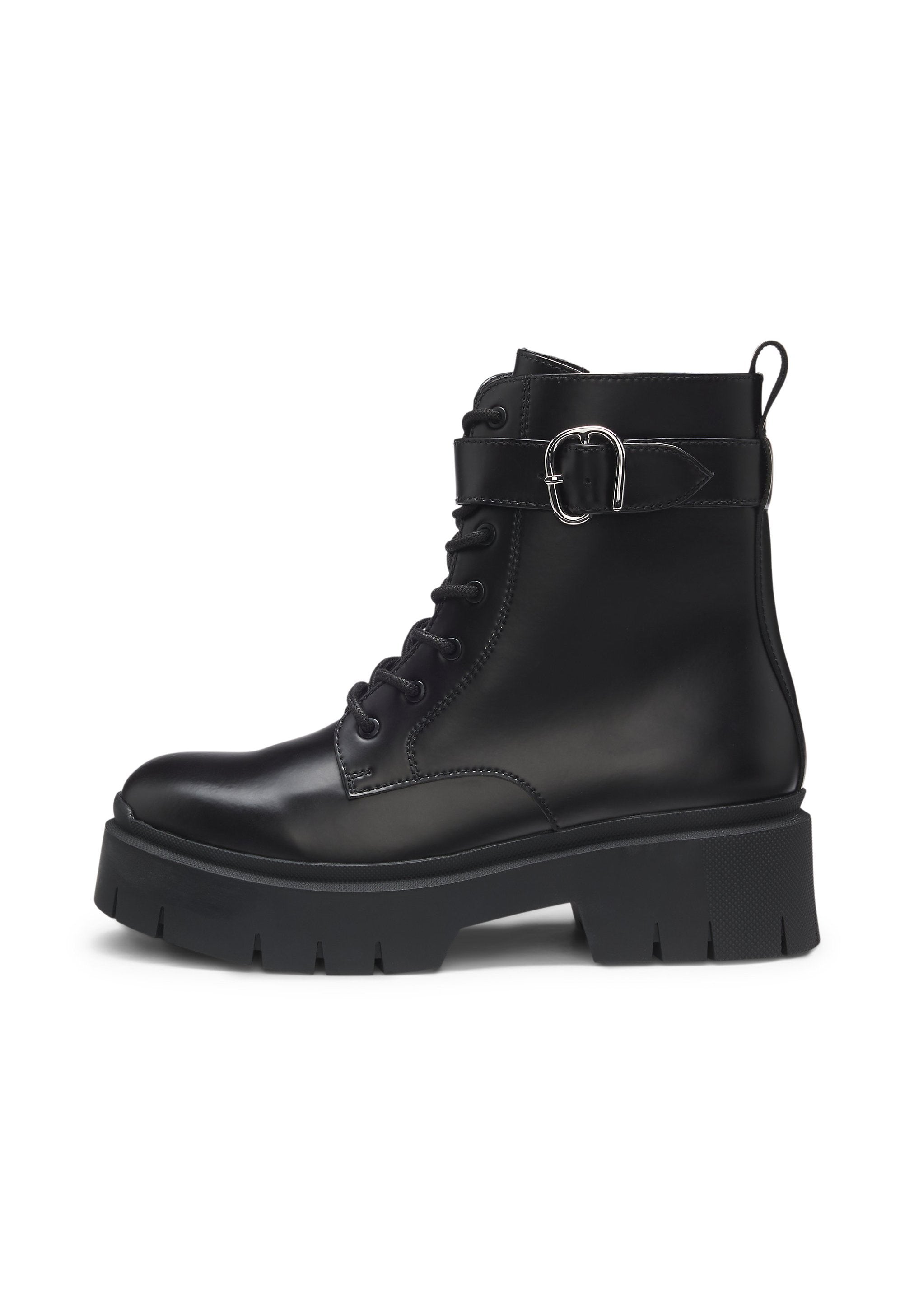 Schwarzer Leder-Stiefelette mit einer massiven Gummisohle, Schnürung vorne und einem Riemen mit einer Metall-Schnalle an der Seite.