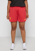 Rote Sportshorts aus atmungsaktivem Netzstoff, mit einem gelben Nike-Logo und dem Liverpool FC-Wappen auf der Vorderseite, elastischer Bund.