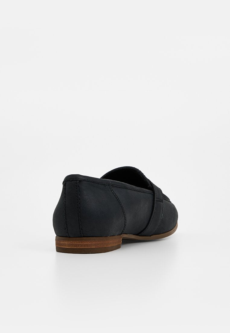 TOMS LYNETTE