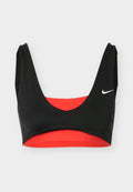 Schwarzer und roter Nike-Sport-BH mit breiten Schulterriemen und Rundhalsausschnitt, mit einem weißen Nike-Swoosh-Logo auf der linken Seite.