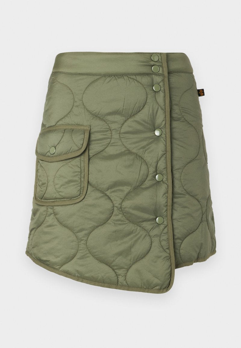 Gesteppten olivgrüner Rock mit Wickeldesign, seitlicher Tasche, Druckknöpfen und glatter, leicht glänzender Textur.