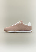 Hellbrauner Wildleder-Sneaker mit weißen Schnürsenkeln, weißem Fersenlasche, Gummisohle und goldenem "GAP"-Logo an der Seite, in Seitenansicht dargestellt.