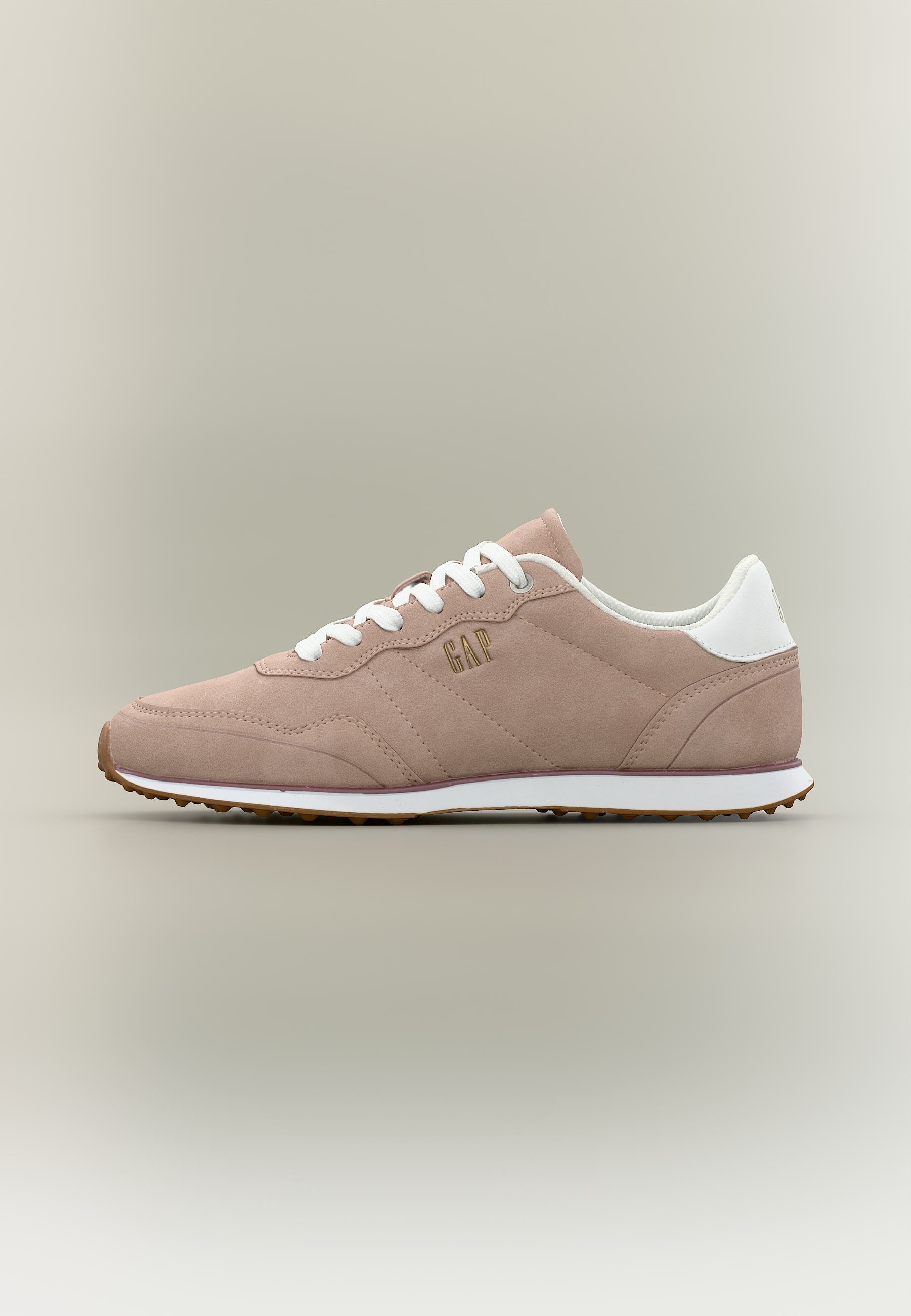 Hellbrauner Wildleder-Sneaker mit weißen Schnürsenkeln, weißem Fersenlasche, Gummisohle und goldenem "GAP"-Logo an der Seite, in Seitenansicht dargestellt.