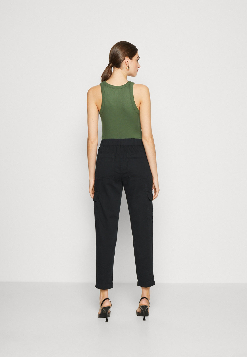 GAP BROKEN PULL ON PANT