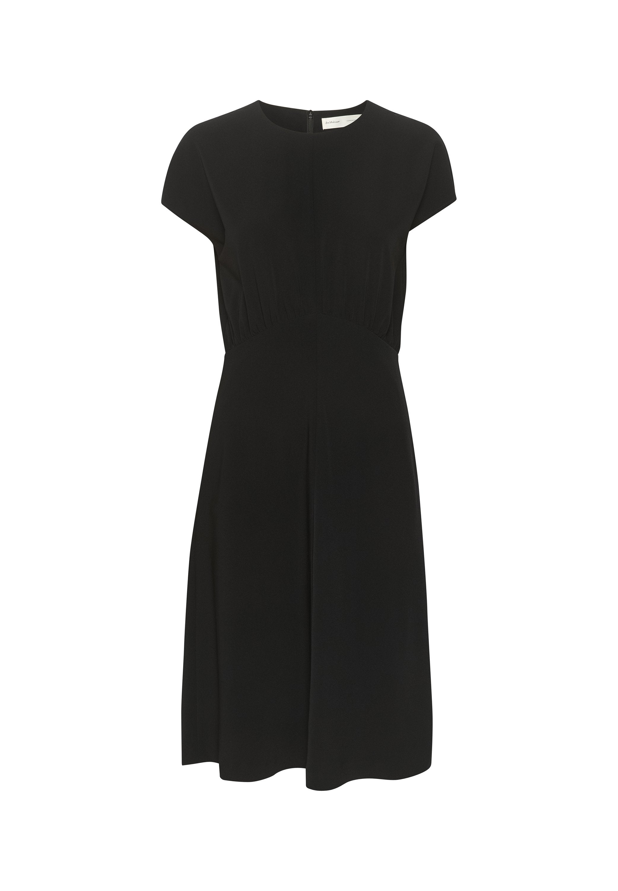 Schwarzes Kleid mit kurzen Ärmeln, gefälteltem Taillendetail, knielangem Saum und einem dezenten Reißverschluss auf der Rückseite. Glattes, leichtes Material.
