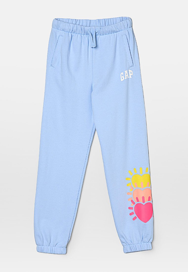 Hellblaue Kinder-Sweathosen mit elastischem Bund und Bündchen, weißem "GAP"-Logo an der Hüfte und drei bunten Herzmotiven auf einem Bein.
