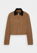 Braune cropped Jacke mit einem schwarzen Cordkragen, Frontreißverschluss und einer Brusttasche. Glattes Material mit minimalen Nähdetails.