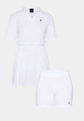 Weißes Sportoutfit, bestehend aus einem kurzärmeligen Polohemd mit V-Ausschnitt und Logo, kombiniert mit einem gefältelten Rock und enganliegendem Shorts.