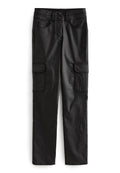 Schwarze gerade Cargo-Hosen mit doppeltem Knopfverschluss, seitlichen Klappentaschen sowie Vorder- und Hintertaschen, auf weißem Hintergrund präsentiert.