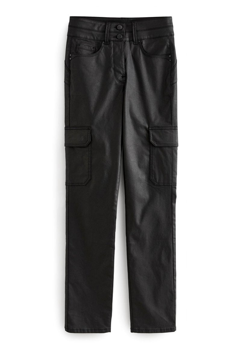 Schwarze gerade Cargo-Hosen mit doppeltem Knopfverschluss, seitlichen Klappentaschen sowie Vorder- und Hintertaschen, auf weißem Hintergrund präsentiert.