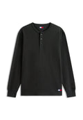 Schwarzes langärmliges Waffelstrickshirt mit drei Knöpfen am Kragen und kleinen Tommy Jeans Logo-Patches auf Brust und unterem Saum.