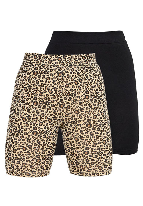 Zwei Paar enganliegender Shorts, eines mit beigem und schwarzem Leopardenmuster und das andere in einfarbigem Schwarz, nebeneinander dargestellt.