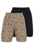 Zwei Paar enganliegender Shorts, eines mit beigem und schwarzem Leopardenmuster und das andere in einfarbigem Schwarz, nebeneinander dargestellt.