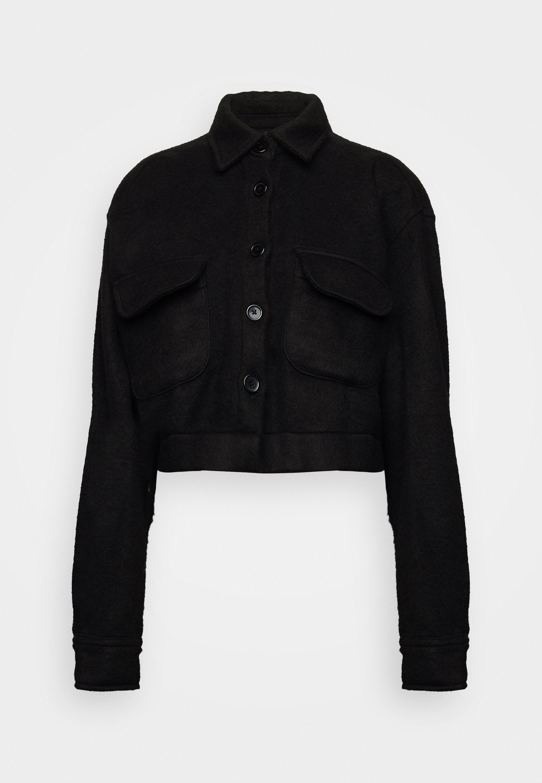 Kurze schwarze Jacke aus weichem Material mit einem Knopfverschluss, zwei Brusttaschen und einem Kragen. Sie hat lange Ärmel und einen geraden Saum.
