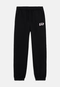 Schwarze Sweatpants mit elastischem Bund und Bündchen. Auf der linken Seite befindet sich ein hellrosa "GAP"-Logo. Glatte Stoffstruktur.