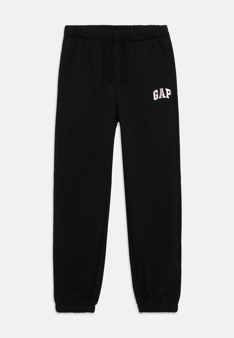 Schwarze Sweatpants mit elastischem Bund und Bündchen. Auf der linken Seite befindet sich ein hellrosa "GAP"-Logo. Glatte Stoffstruktur.