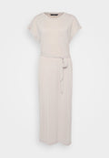 Helles beige Maxikleid mit kurzen Ärmeln, Rundhalsausschnitt und einem Bindegürtel in der Taille. Hergestellt aus weichem, strukturiertem Stoff.