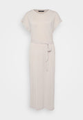 Helles beige Maxikleid mit kurzen Ärmeln, Rundhalsausschnitt und einem Bindegürtel in der Taille. Hergestellt aus weichem, strukturiertem Stoff.