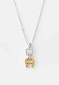 Silberne Kettenhalskette mit einem verwobenen Anhänger aus Gold und Silber, der mit klaren Edelsteinen verziert ist und ein modernes Design hervorhebt.