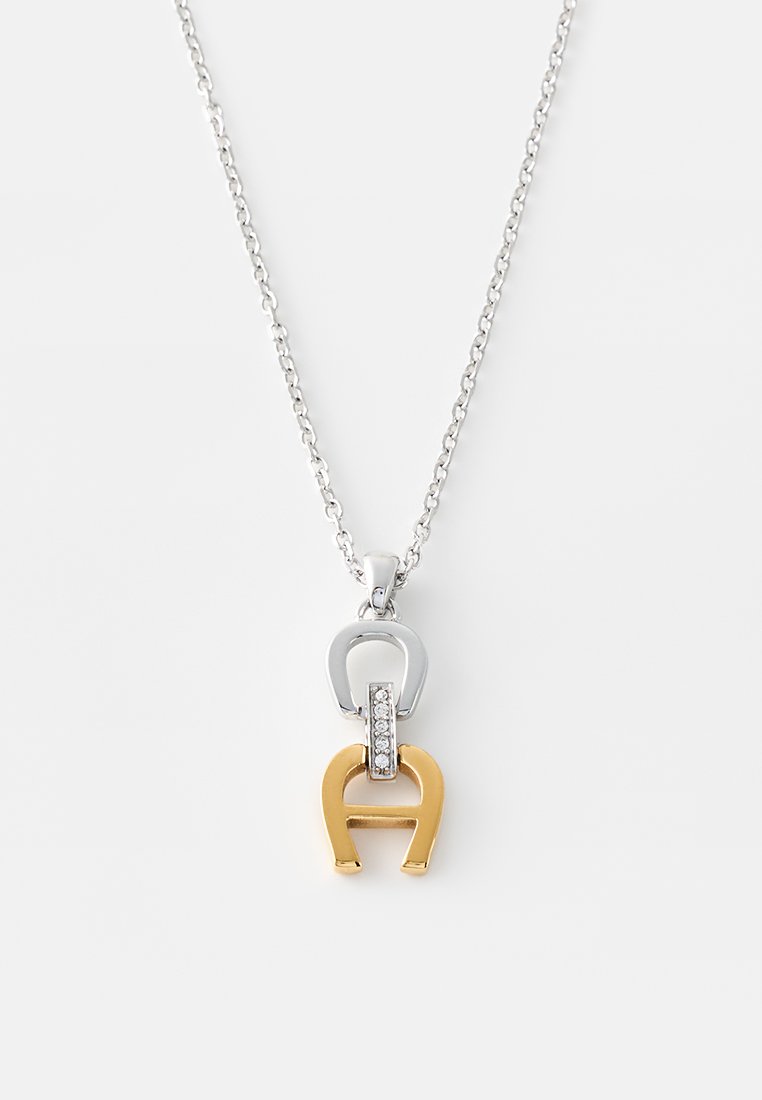 Silberne Kettenhalskette mit einem verwobenen Anhänger aus Gold und Silber, der mit klaren Edelsteinen verziert ist und ein modernes Design hervorhebt.