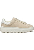 Beige Cordura-Sneaker mit einer weißen Lederfersenlasche, runden Schnürsenkeln und einer dicken, strukturierten Sohle mit kleinen runden Ausschnitten.