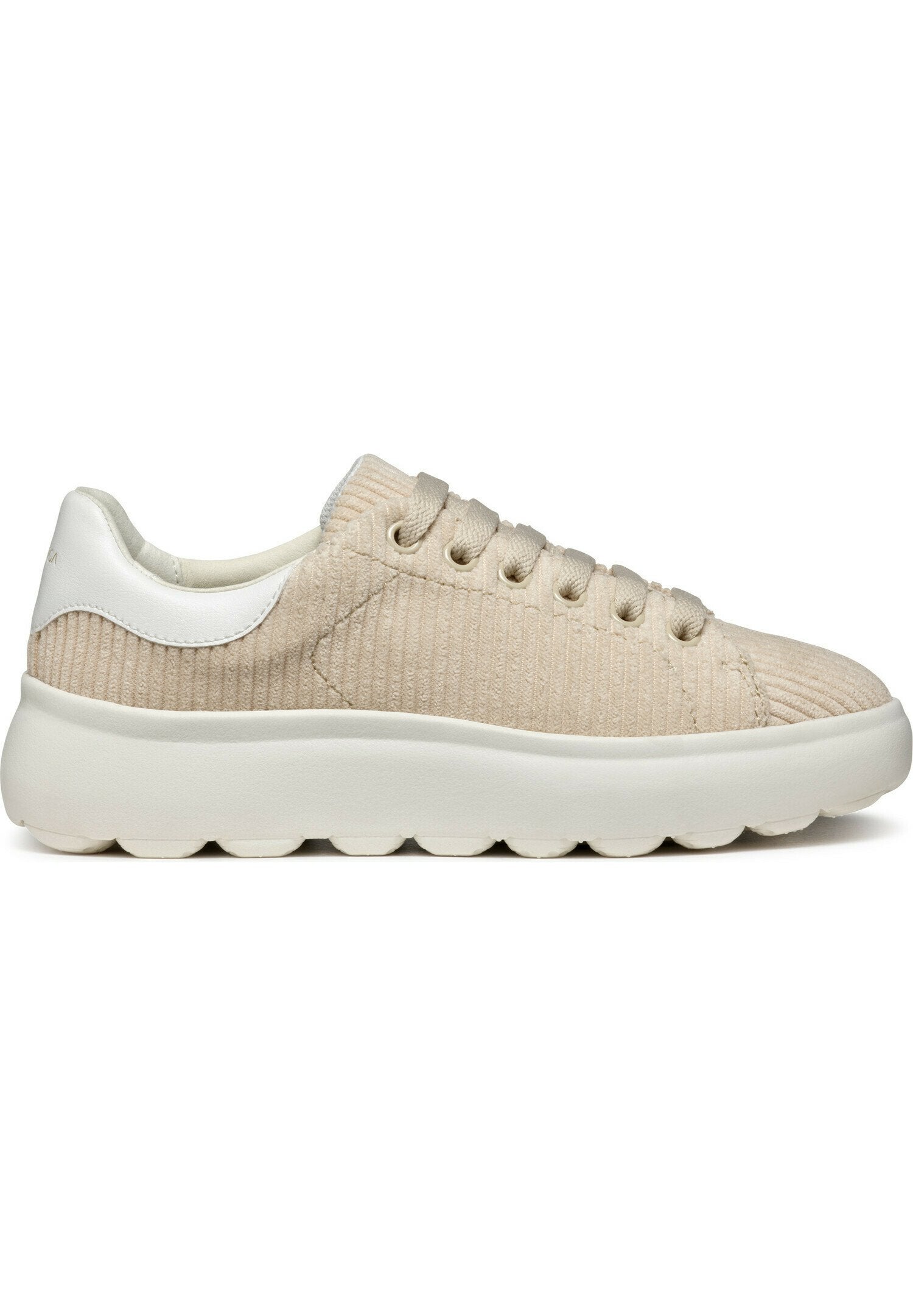 Beige Cordura-Sneaker mit einer weißen Lederfersenlasche, runden Schnürsenkeln und einer dicken, strukturierten Sohle mit kleinen runden Ausschnitten.