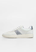 Weiße Leder-Sneaker mit silbernem metallic Seitenelement und Fersenakzent, strukturiertem Oberflächenmaterial, flachem Schnürverschluss und Gummisohle.